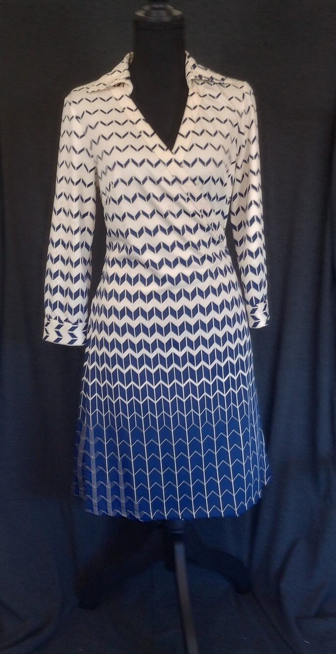 Julie Brown Wrap Dress Size M Blue Chevron Print Excellent Condition